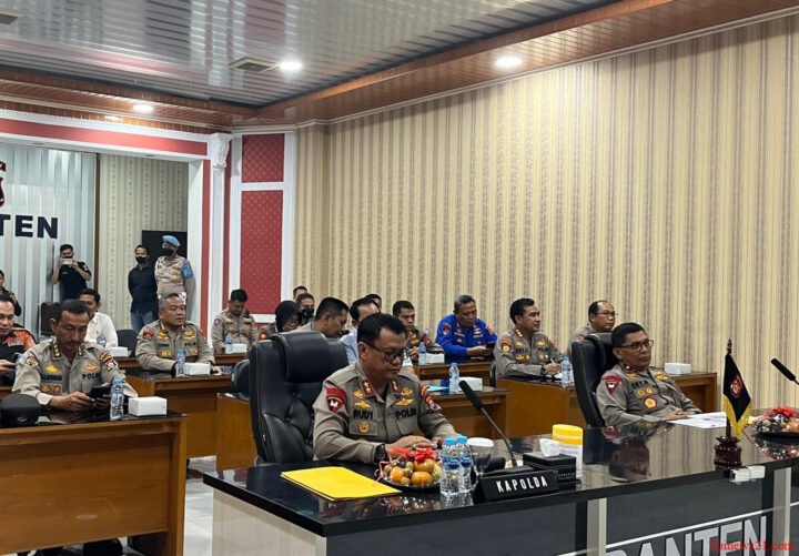 Kapolda Banten Irjen Pol Prof. Dr. Rudy Heriyanto mengikuti vicon