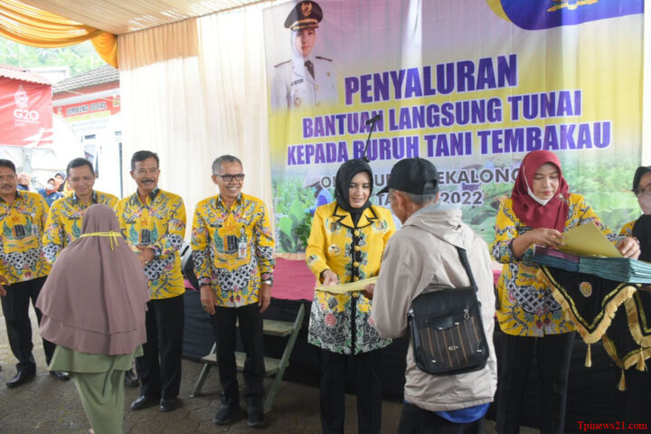 Bupati Pekalongan Fadia Arafiq Serahkan BLT