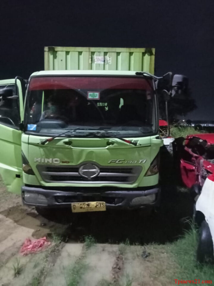 Motor Tabrak Truk