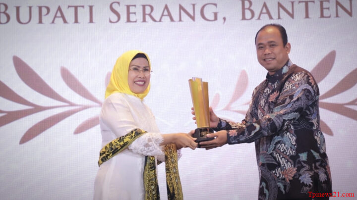 Bupati Ratu Tatu Raih Penghargaan