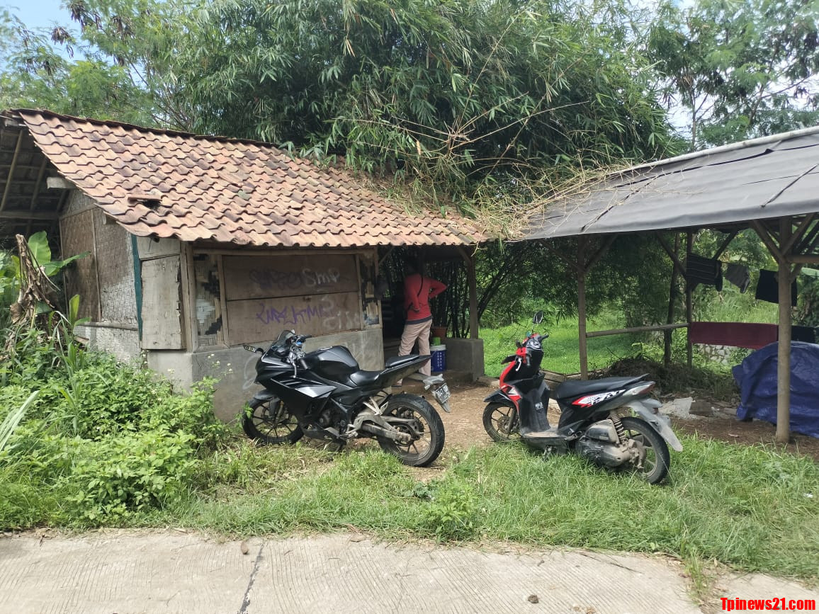 Sungguh Miris ! Tempat Tidur Para Pekerja Proyek Spal Di Desa Cibugel Dinilai Tak Layak