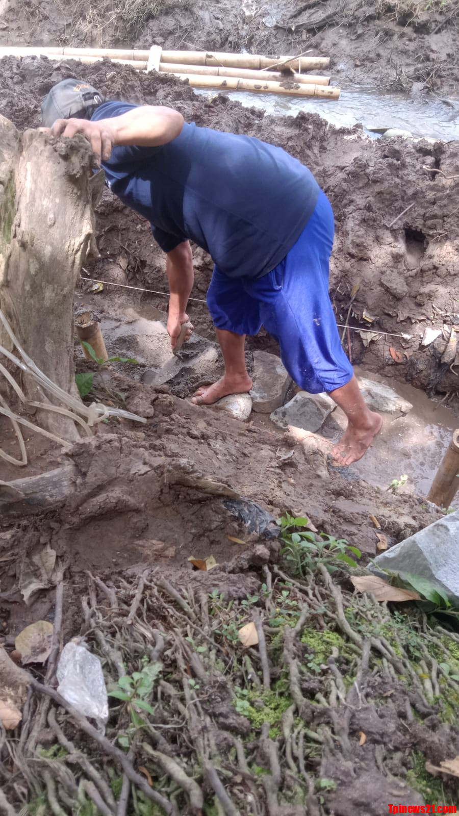 Proyek Turap Di Desa Cibugel Abaikan K3 Dan APD Para Pekerja.