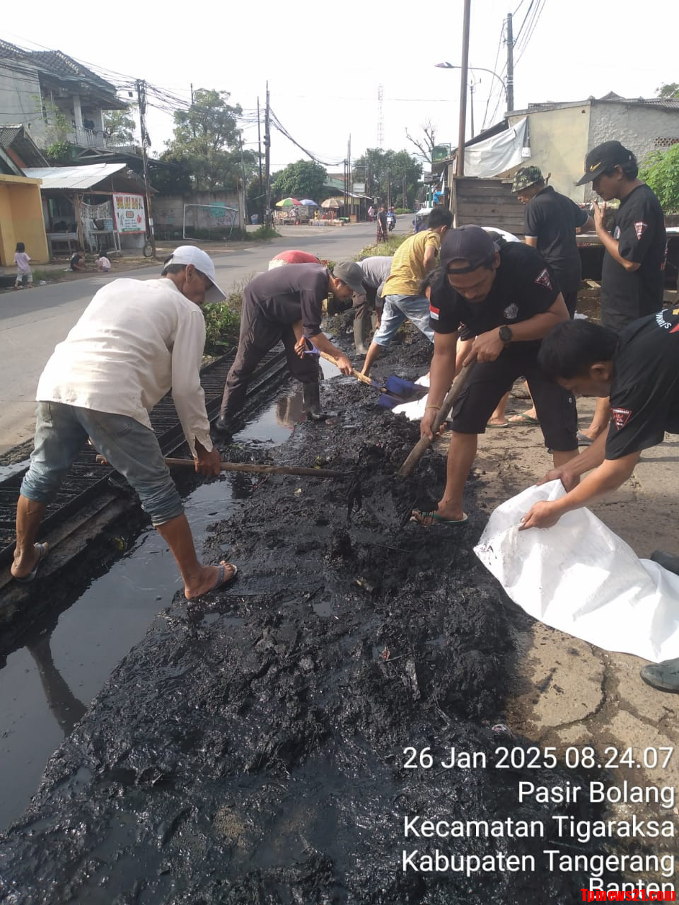 Ormas Grib jaya Ranting Pasir Bolang Tigaraksa Bersinergi Dengan Pemdes Melakukan Kegiatan Gotong Royong Bersama