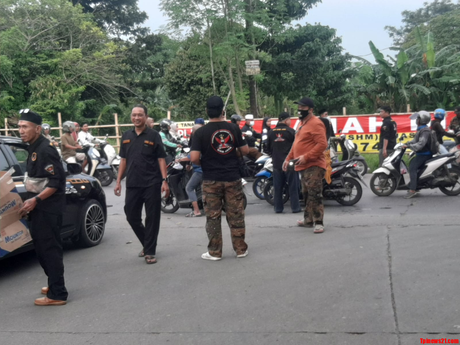 Grib Jaya PAC Cisoka Berbagi Takjil Bawakan Pesan Ramadan untuk Semua