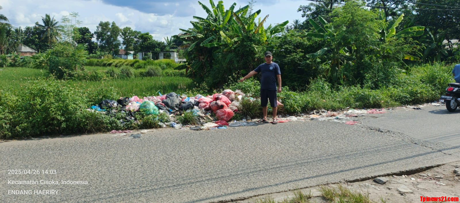 Sampah Resahkan Para Pengguna Jalan Yang Melintas Di wilayah Pinggiran Jalur Cisoka - Megu